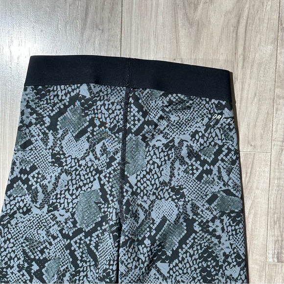 NIKE PRO Black Gray Snakeskin Print DRI-FIT Compression VIXEN Capri XS - Picture 11 of 12